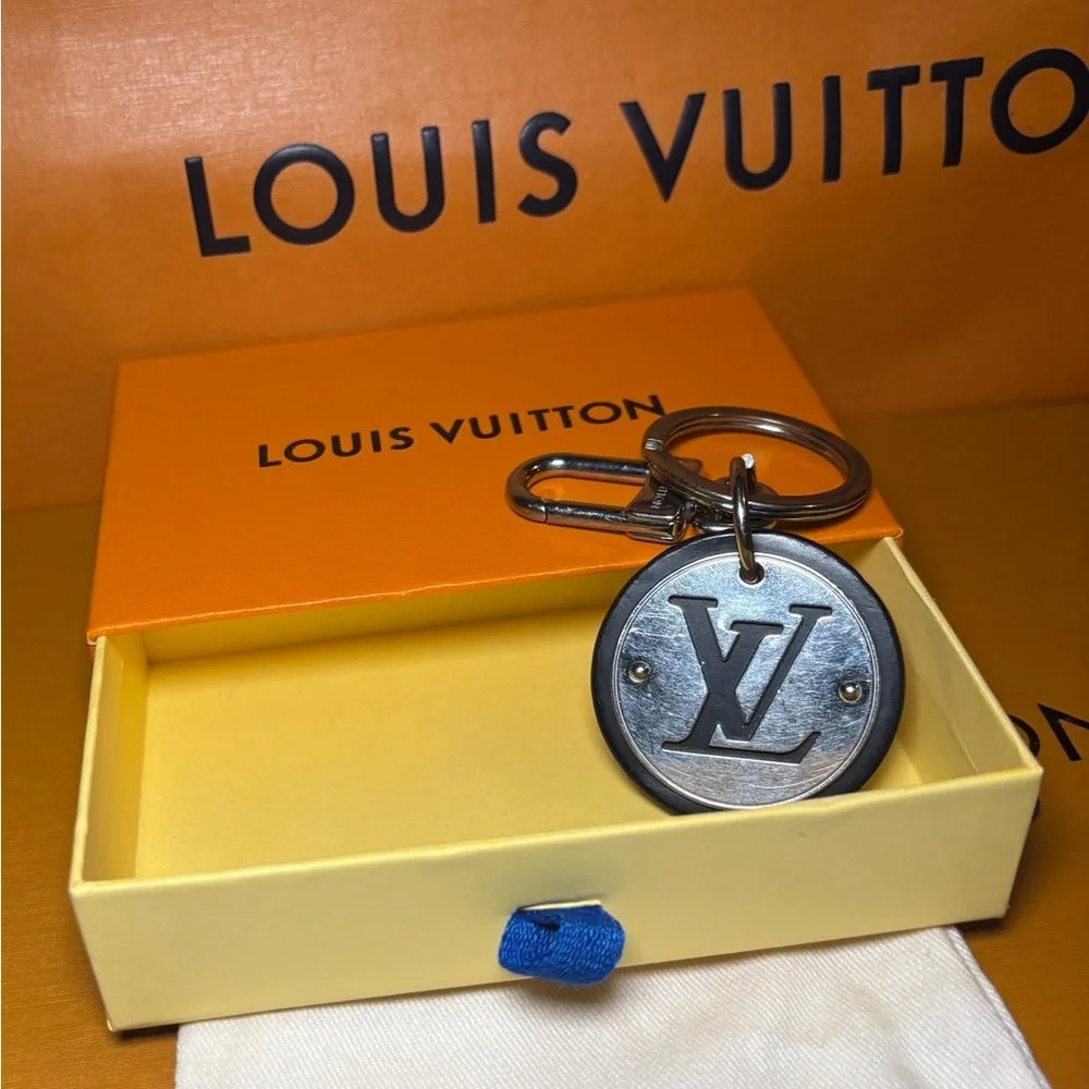 Louis Vuitton LV Circle Keychain / Bag Charm – Authentic - Picture 4 of 12